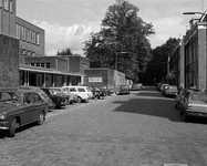 856061 Gezicht in de Vaartsestraat te Utrecht, met links de ingang van de polikliniek Inwendige Geneeskunde van het ...